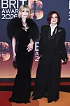 Kelly ja Sharon Osbourne Brit Awards -gaalassa helmikuun lopussa.