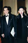 John F. Kennedy Jr., oli yhdysvaltalainen lakimies ja journalisti. Hänet tunnetaan parhaiten presidentti John F. Kennedyn nuorimpana poikana. Kuvassa: John Fitzgerald Kennedy Jr. vaimonsa Carolyn Bessetten kanssa Milanon lentokentällä.