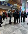 Jaska ja Ilari ihmettelevät puhelinta.