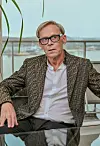 Monimiljonääri on huolissaan maailmanmenosta.