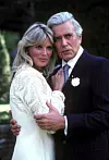 Charlien enkelien jälkeen John Forsythe siirtyi tekemään toista hittisarjaa Dynastiaa, jossa hänen vaimoaan näytteli Linda Evans.