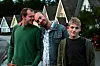 Gustaf Skarsgård, Torkel Petersson ja Thomas Ljungman kadulla.
