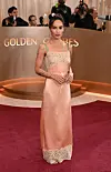 Zoë esitteli heleän väristä mekkoaan Golden Globes -gaalassa tammikuussa.