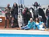 Lordi -yhtye ja Carola Häggkvist poseeraavat yhdessä.