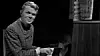 Vuoden 1956 Euroviisuissa Suomea edusti Lasse Mårtenson kappaleellaan Laiskotellen. Yle.