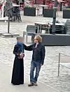 Jonne otti yhteiskuvan faninsa kanssa epäröimättä.