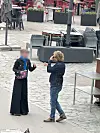 Vappujuhlijat tunnistivat rock-tähden ihmismassan seasta.