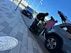 Kaveri tuli Käärijää vastaan ja autteli laittamaan laukkuja Mersun takatilaan.
