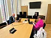 Kuva Länsi-Uudenmaan käräjäoikeuden salista. Kuvassa vasemmalla Nanna Karalahden avustaja sekä oikealla Jere Karalahden avustaja.