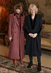 Anna Wintour ja kuningatar Camilla kuvattuna helmikuussa 2026. Anna oli hyvissä väleissä myös edesmenneen kuningatar Elisabetin kanssa.