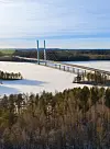Lähes kilometrin mittainen ja yli 100 metriä korkea Tähtiniemen silta on Heinolan maamerkki.