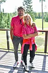 Tässä kuvassa Teemu ja Sirpa poseeraavat Hirsalan Golf -klubilla vuonna 2019.
