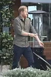 Prinssi Harry saapui Nobuun rennosti pukeutuneena.