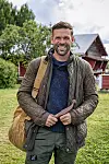 Ville Lång puukko kädessään.