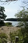 – Hyvä, että ranta oli etukäteen jo ruopattu. Nyt on tyhjä paperi lähteä toteuttamaan suunnitelmaa, Laura toteaa.