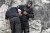 Kouluttaja Jan Knutti valvoo kokelaiden suorituksia veden alla.