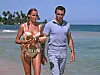 Honey Ryder (Ursula Andress) ja James Bond (Sean Connery).