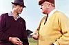 James Bond (Sean Connery) pelaa Auric Goldfingerin (Gert Fröbe) kanssa golfkierroksen, jossa käytetään likaisia keinoja.