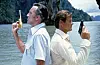 Francisco Scaramanga (Christopher Lee) haastaa Bondin (Roger Moore) kaksintaisteluun omalla saarellaan.