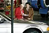 Hampurin lentokentällä Bond (Pierce Brosnan) saa Q:lta (Desmond Llewelyn) käyttöönsä BMW:n, jota voi ajaa kännykällä.