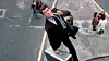 Bond (Pierce Brosnan) pakenee sveitsiläispankkiirin rahat mukanaan.