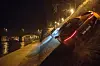 Bond (Daniel Craig) pakenee Spectren kätyriä Roomassa Aston Martin DB10:llä.