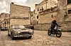 Bond (Daniel Craig) ottaa Aston Martinin käyttöönsä, kun Spectre ajaa häntä takaa.