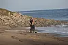 Malibussa kuvaajalla oli herkkutilanne, kun surffipuvuissa rannalle suunnannut huippupari oli autuaan tietämätön piilossa pysyneestä tarkkailijasta.