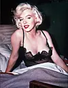 Filmikuva kuvankauniista Marilyn Monroesta Piukat paikat -elokuvan kuvauksissa vuonna 1959.