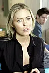 Patsy Kensitin näyttelemä Sadie King istuu sängyllä.