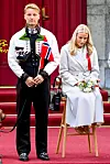 Mette-Maarti istui tilaisuuden ajan. Vieressä hänen poikansa Sverre Magnus.