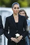 Meghan väänsi hiuksensa tiukalle nutturalle.