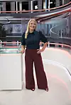 Kirsi Alm-Siira uutisstudiossa.