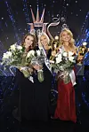 Amanda kapusi tiensä vuoden 2024 Miss Suomi -finaalin kärkikolmikkoon. Kuvassa keskellä Miss Suomi 2024 Petra Hämäläinen ja oikealla ensimmäinen perintöprinsessa Tiia Aalto.