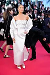 Bella Hadid räväyttää huvijahtikuvissa – joogatreeni narubikineissä