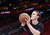 Lauri Markkanen heittää koripalloa.