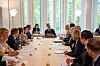 Presidentin esittely alkoi Mäntyniemen neuvottelupöydän äärellä.