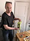 Talon isäntä kertoo pitävänsä huolen, ettei kenelläkään pääse jano yllättämään. Myös karkkia löytyy.