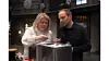 Helena Puolakka ja Tommi Tuominen maistavat Masterchef-kilpailijan valmistamaa verijäätelöä.