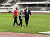 Leo ja Paavo löntystelivät seurueineen ympäri stadikan nurmea.