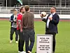 Paavo intoutui temppuilemaan pallolla jutustelun lomassa.