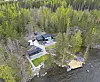 Pihaa ympäröivät kivilaatat, jotka johtavat rantaan saakka.