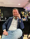 JP joutui vakavan pahoinpitelyn uhriksi joulukuussa 2025, jonka vuoksi hän joutui pitämään pitkään niskatukea.