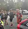 Teemu luotti ennen matkaan lähtöä tuttuun huppariinsa.