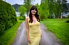 Jennika ei tihkusateesta piittaa vaan nauttii täysillä Ränssin Kievarin kesätunnelmasta.