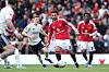 Manchester United kohtaa Olympiastadionilla Wrexhamin, mutta MM-kisojen takia esimerkiksi Bruno Fernandesia (kuvassa pallon kanssa) tullaan tuskin ottelussa näkemään.