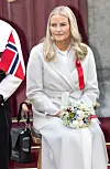 Kruununprinsessa vietti Norjan kansallispäivän juhlistuksista osan istuen.