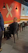 Timo höpötteli jääkiekosta ystävällisesti fanien kanssa.