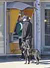 Pari poikkesi pankkiautomaatilla, josta muusikko nosti nipun 50 euron seteleitä.