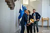 Alexander halasi joukkueen jäsenet läpi. Kuvassa presidentti syleilee Mikael Granlundia, taustalla joukkueen kapteeni Alexander Barkov.